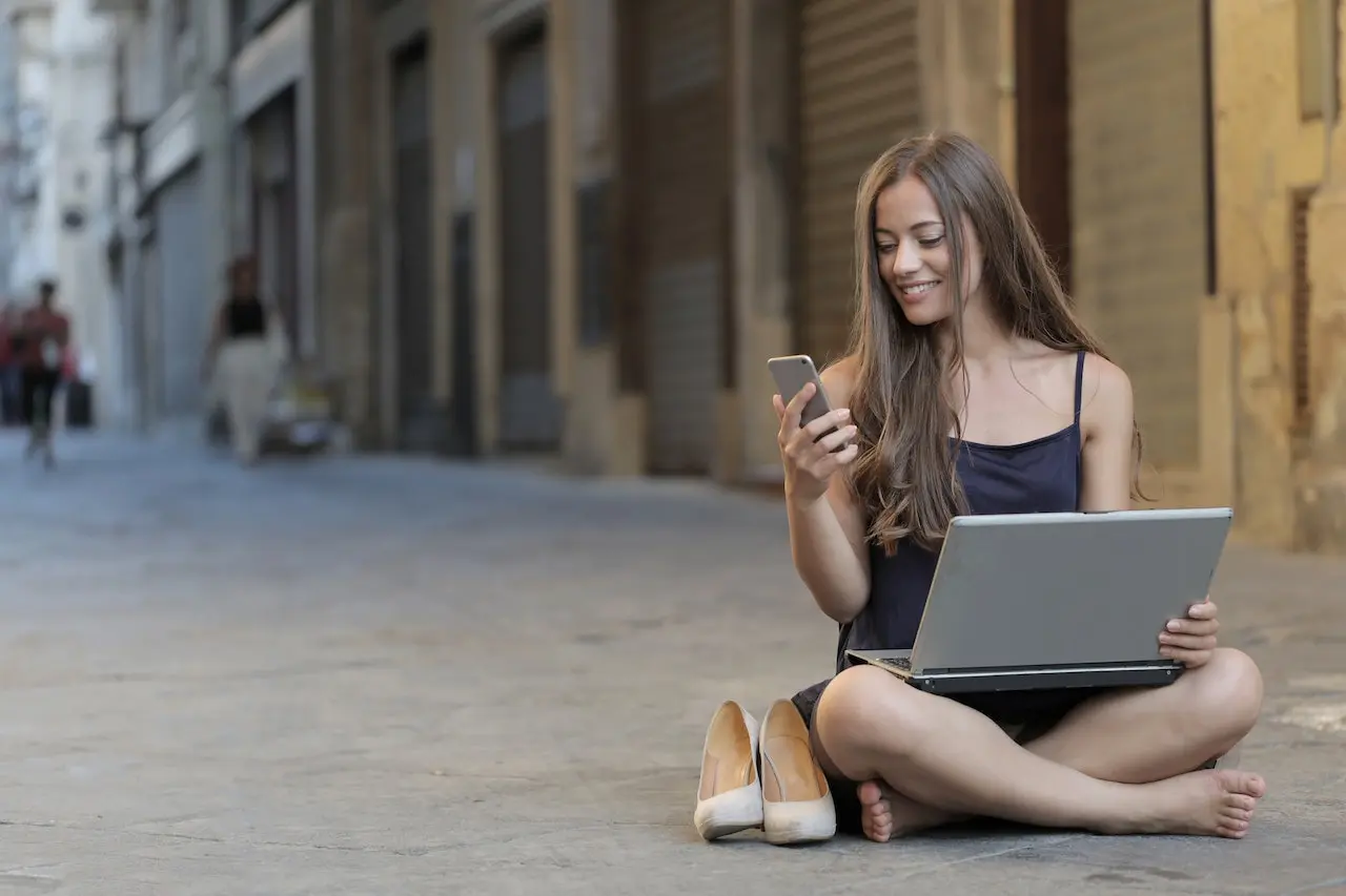 girl using mobile